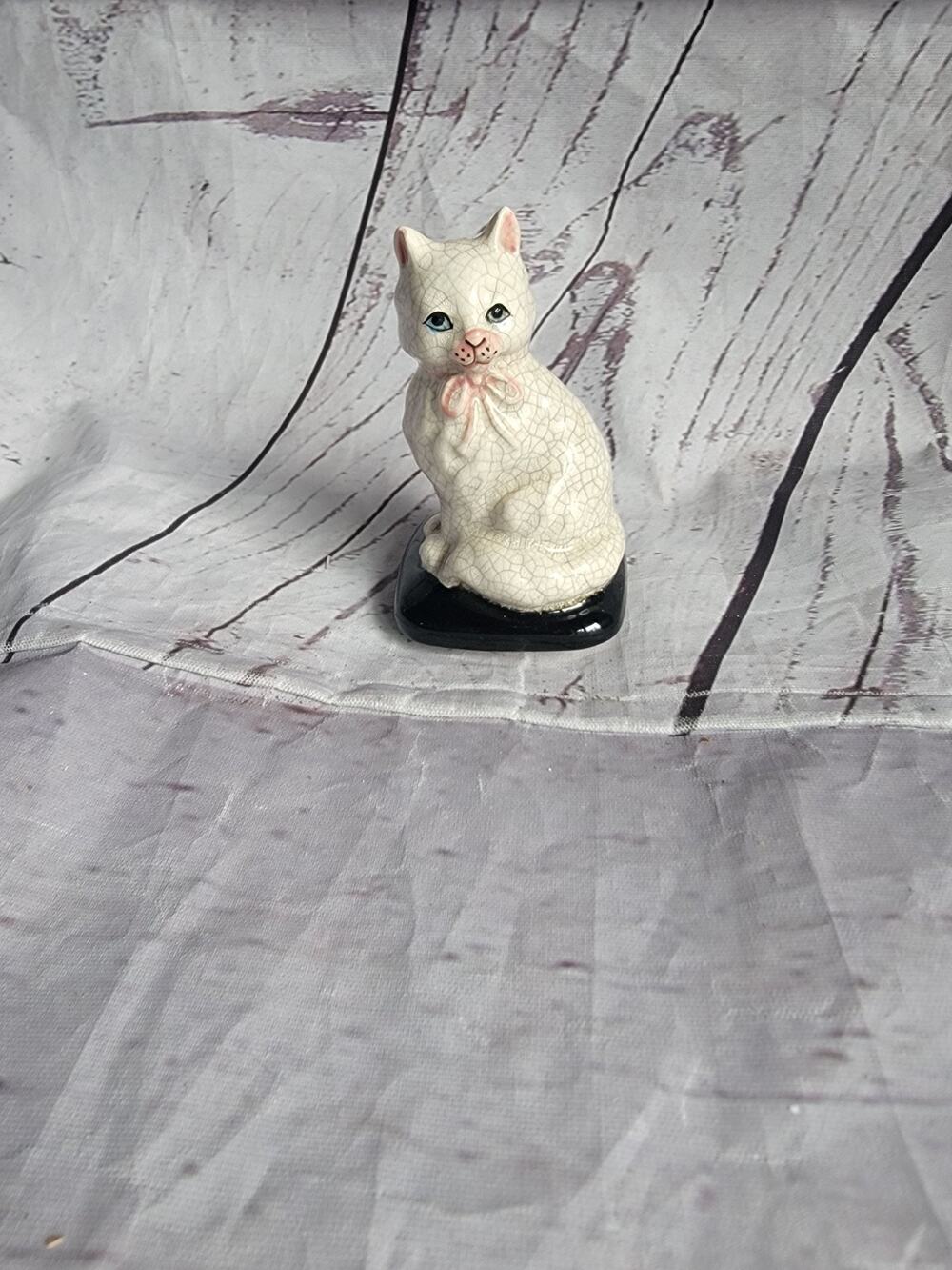 Vintage Takahashi Made In Japan White Crackle Glazed Cat lid to box no box